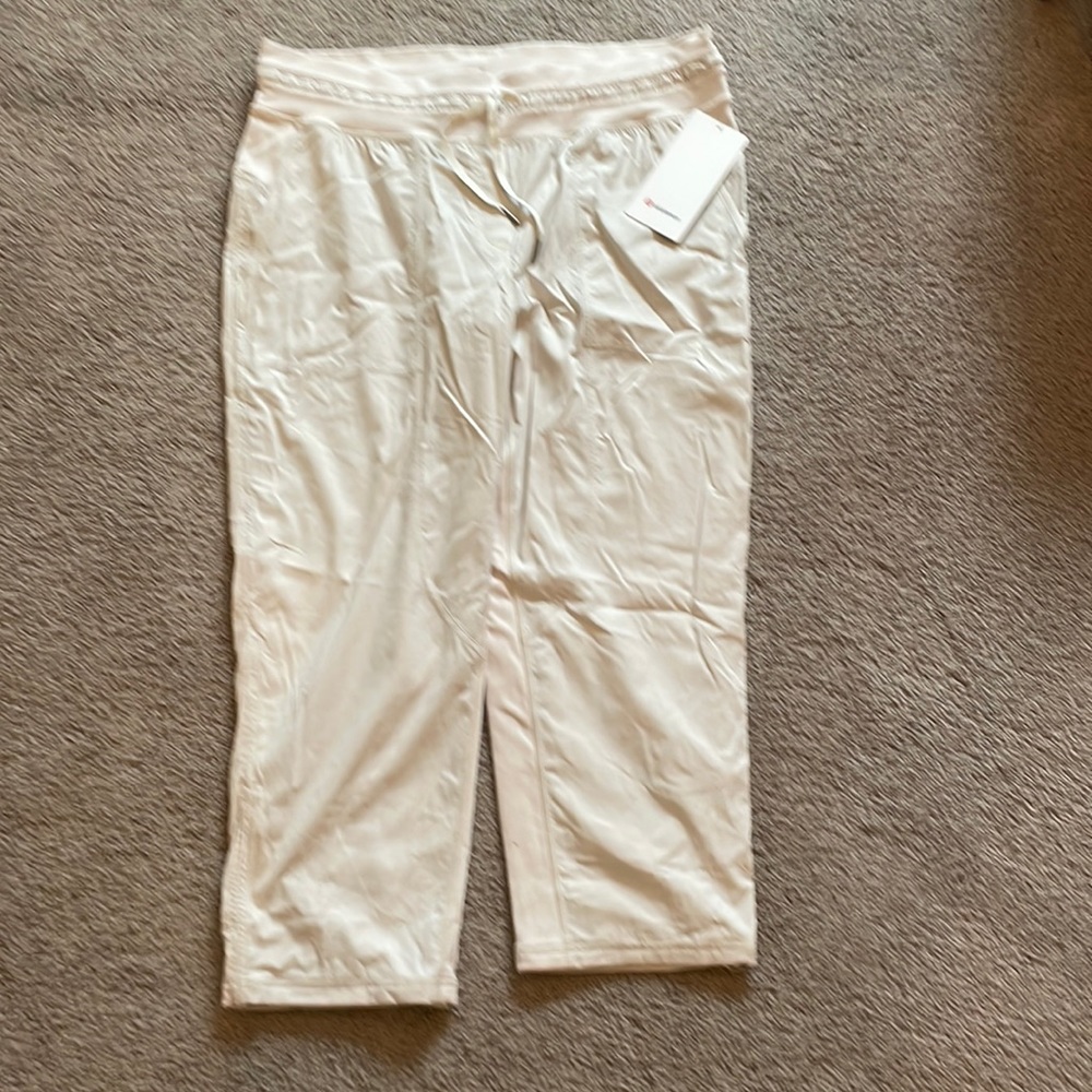 Lululemon dance studio crop lined. Never worn.!